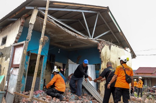 Tim penyelamat membantu warga mencari barang berharga di antara puing-puing rumah mereka yang rusak akibat gempa berkekuatan magnitudo 6,3 di Kelurahan Betungan, Provinsi Bengkulu, Jumat, 23 Mei 2025.