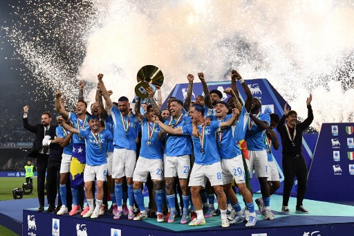 Napoli sukses menyegel gelar juara Liga Italia Serie A 2024/25 setelah menggilas Cagliari dengan skor 2-0 pada laga pekan pemungkas di Stadion Diego Armando Maradona, Napoli, Sabtu, 24 Mei 2025 dini hari WIB.