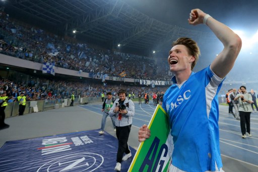Sementara gelandang Napoli McTominay yang membantu timnya meriah gelar juara, terpilih menjadi Pemain Terbaik Liga Italia Seria A 2024/25.