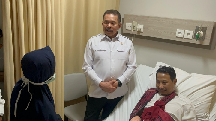 Dymar mendapatkan luka serius atas sabetan benda tajam di tangan kanannya. Peristiwa pembacokan terjadi saat dia pulang di malam hari.