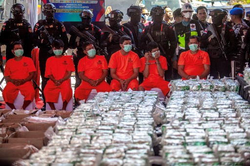 Selain mengamankan narkoba, petugas juga menangkap enam orang ABK. 