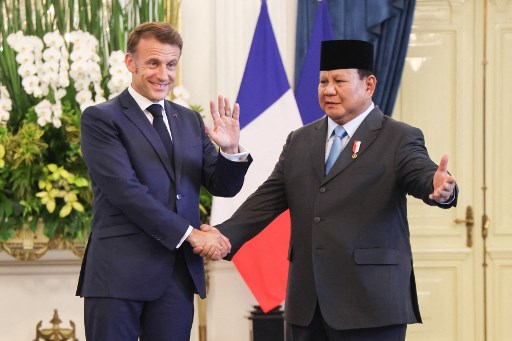 Selanjutnya, keduanya melangsungkan pertemuan tête-à-tête atau pertemuan empat mata di ruang kerja Presiden Prabowo.