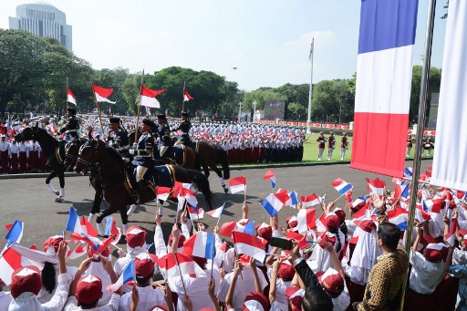 Iring-iringan kendaraan Presiden Macron tiba di Istana Merdeka, sekitar pukul 09.45 WIB yang disambut oleh pasukan jajar kehormatan, puluhan pasukan berkuda Paspampres dan ratusan pelajar Sekolah Dasar (SD) dari Kawasan Monas.