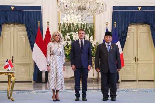 Prabowo kemudian mempersilakan Macron dan Brigitte memasuki Ruang Kredensial untuk melakukan sesi foto bersama serta menandatangani buku tamu kenegaraan sebagai simbol persahabatan kedua negara.