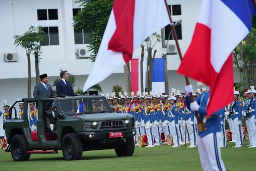  Presiden RI Prabowo Subianto dan Presiden Prancis Emmanuel Macron menaiki kendaraan taktis Maung untuk memeriksa pasukan saat upacara penyambutan Presiden Macron di Akademi Militer (Akmil) Magelang, Jawa Tengah, Kamis, 29 Mei 2025.