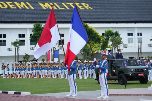 Di sepanjang perjalanan, Macron nampak beberapa kali menundukkan kepala tanda memberi hormat kepada para pasukan.