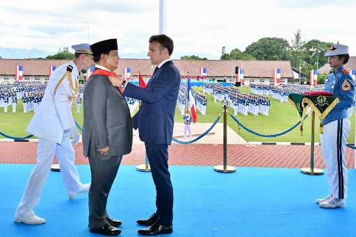Usai pemeriksaan pasukan, Presiden Prabowo Subianto menerima penganugerahan tanda jasa dari Pemerintah Republik Prancis, berupa penghargaan kehormatan tertinggi 