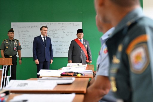 Prabowo dan Macron pun menyimak dengan seksama penjelasan dari staf pengajar yang menggunakan Bahasa Prancis. Para pengajar menjelaskan berbagai aktivitas yang dijalankan dalam pembelajaran bahasa asing tersebut.