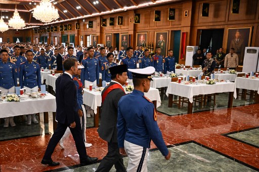 Setelah sesi peninjauan, agenda kunjungan tersebut ditutup dengan makan siang bersama antara Prabowo dan Macron dengan para prajurit di lingkungan Akmil Magelang.