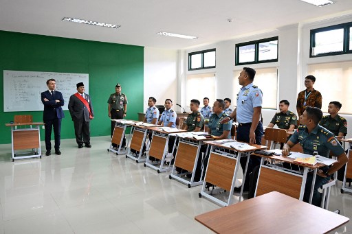 Presiden RI Prabowo Subianto bersama Presiden Prancis Emmanuel Macron meninjau Laboratorium Bahasa Prancis di Akademi Militer (Akmil) Magelang, Jawa Tengah, Kamis, 29 Mei 2025.