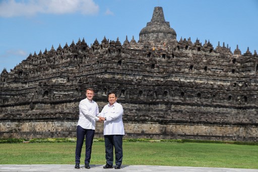 Prabowo dan Presiden Macron tampak kompak mengenakan kemeja lengan panjang berwarna putih. Setibanya di lokasi, Prabowo mengajak Macron berfoto dengan latar belakang megah Candi Borobudur.