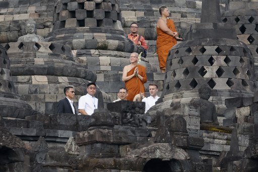 Setibanya di tangga candi, rombongan menaiki puncak candi menggunakan stairlift. Fasilitas tersebut khusus disediakan untuk menyambut Presiden Prabowo dan Presiden Macron. Prabowo dan Macron tampak berbincang akrab saat berada di Borobudur.