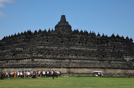 Dalam salah satu momen hangat, Prabowo terlihat mengemudikan sendiri boogie car yang membawa Macron dan Brigitte dari pelataran menuju tangga utama candi. 
