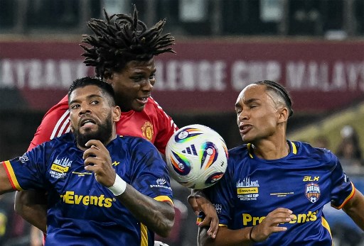 MU mendominasi pertandingan dengan penguasaan bola 65 persen, namun kesulitan dalam membobol gawang tim ASEAN All Stars yang diasuh oleh pelatih Kim Sang-sik.