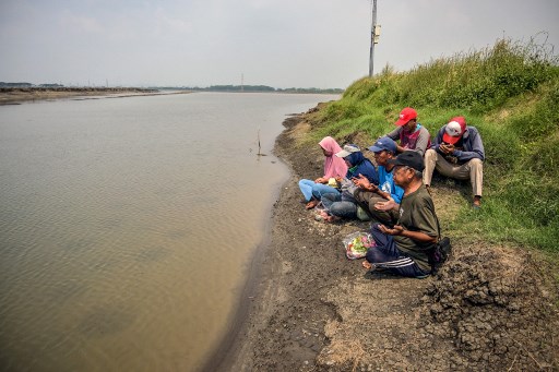 Seperti yang terlihat di atas tanggul Desa Jatirejo, Kecamatan Porong Kabupaten Sidoarjo pada Kamis siang. Sejumlah warga korban lumpur Lapindo berdatangan ke tempat itu untuk mengenang peristiwa 19 tahun peristiwa tersebut.