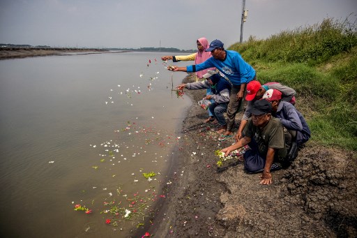  Kamis, 29 Mei 2025 adalah tepat 19 tahun peristiwa semburan lumpur panas Lapindo, di Kecamatan Porong, Kabupaten Sidoarjo. Sejumlah warga terlihat datang ke tanggul, untuk memanjatkan doa dan tabur bunga, mengenang peristiwa yang mengubah kehidupan ribuan orang tersebut.