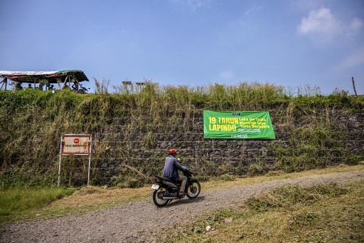 Melalui doa bersama dan tabur bunga ini, warga mengajak kita semua untuk tidak melupakan peristiwa tersebut.