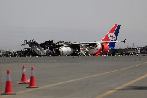 Pesawat yang rusak akibat serangan pasukan udara Israel di Bandara Internasional Sanaa sedang menuju Arab Saudi dengan para jemaah dari Yaman.