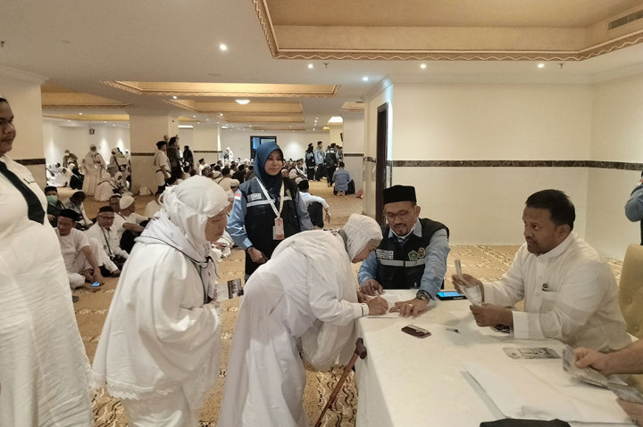 Ribuan jemaah haji asal Embarkasi Aceh (BTC) mendapat kejutan bahagia di Tanah Suci Makkah. Mereka menerima uang wakaf dari Baitul Asyi sebesar 2.000 riyal atau setara Rp8,6 juta. Pembagian uang wakaf ini dilakukan secara bertahap di hotel-hotel tempat jemaah menginap di Makkah, Arab Saudi.