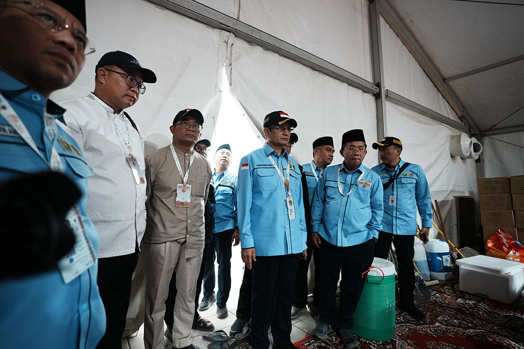 Menteri Agama RI Nasaruddin Umar bersama para Amirulhaj langsung bergerak melakukan peninjauan ke tenda-tenda jemaah haji di Arafah, Senin, 2 Juni 2025 sore. 