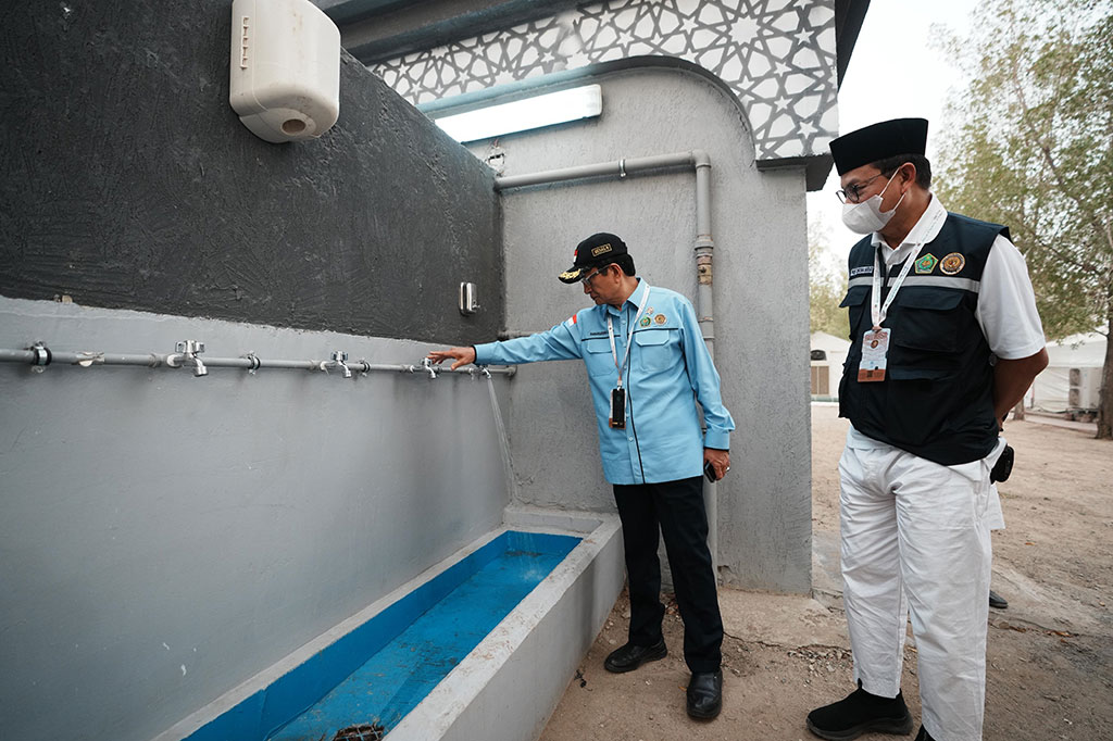 Dia juga mengingatkan jemaah haji ketika di Padang Arafah, agar tidak  mencabut rumput, membunuh nyamuk, menutup kepala bagi laki-laki, dan membuat kegaduhan. Dia juga mengimbau jemaah agar tetap berada di tenda selama wujud di Arafah karena cuaca yang ekstrem. 