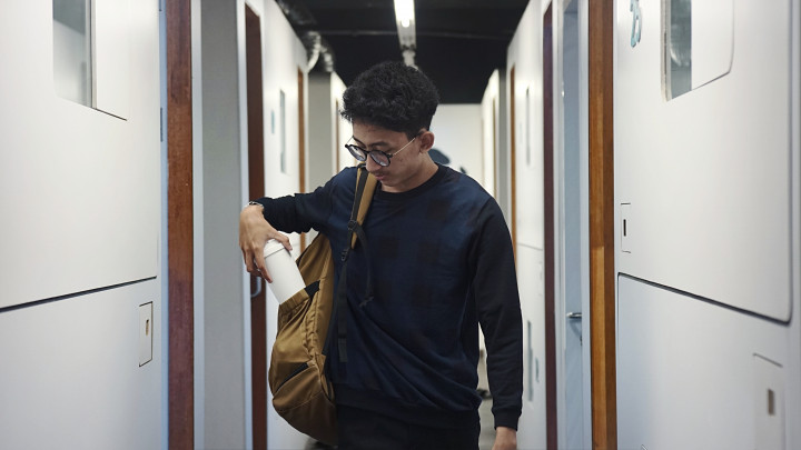 Dalam momentum Hari Lingkungan Hidup Sedunia 2025 yang mengusung tema ‘Ending Plastic Pollution’, masyarakat mulai mengadopsi kebiasaan baru untuk mengurangi penggunaan plastik sekali pakai, seperti membawa tumbler atau botol minum pribadi.