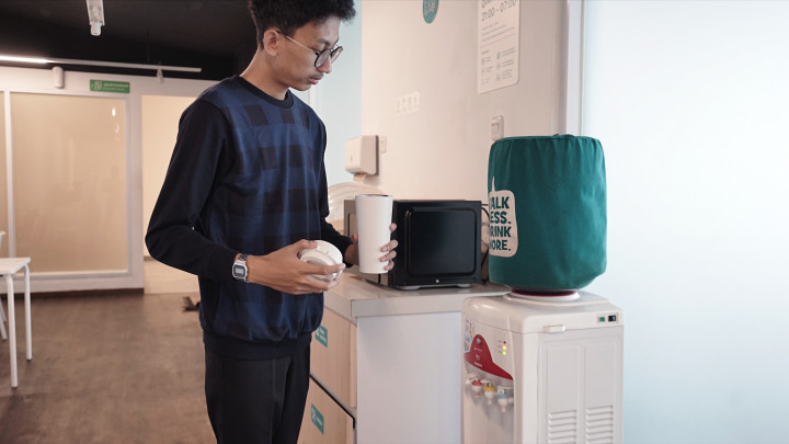 Untuk mempertahankan kebiasaan ini, penting bagi lingkungan sekitar untuk mendukungnya, seperti menyediakan tempat isi ulang air minum yang mudah dijangkau di ruang publik, fasilitas transit, dan hingga tempat menginap.