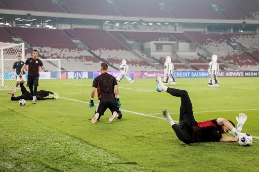 Sementara dukungan para penggemar yang akan memadati Stadion Gelora Bung Karno juga menjadi sesuatu yang sangat disyukuri oleh Emil.