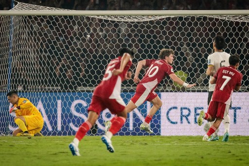 Gol tunggal Timnas Garuda dicetak oleh Ole Romeny lewat penati pada akhir babak pertama, setelah sebelunya Ricky Kambuaya dilanggar Yang Zaxiang.