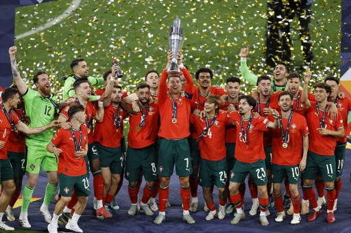 Timnas Portugal sukses menjuarai UEFA Nations League 2024/25 seusai mengalahkan Timnas Spanyol lewat adu penalti, setelah sebelumnya bermain imbang 2-2 pada partai final, di Stadion Allianz Arena, Muenchen, Jerman.