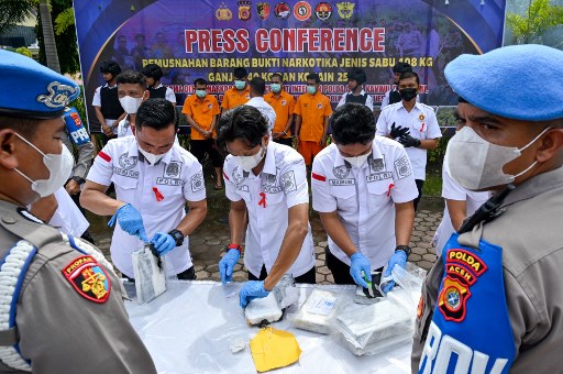 Sebelum dimusnahkan, narkoba tersebut diambil secara acak untuk diuji oleh petugas Balai Besar POM di Banda Aceh. Pemeriksaan untuk memastikan barang terlarang tersebut mengandung zat terlarang.