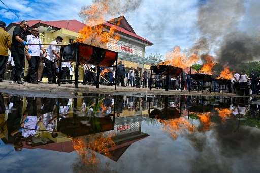 Polda Aceh memusnahkan ratusan kilogram narkoba berbagai jenis hasil pengungkapan dari jaringan narkotika internasional, di Mapolda Aceh di Banda Aceh, Kamis, 12 Juni 2025.