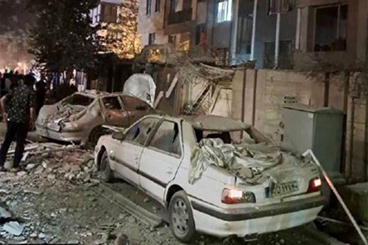 Portal berita Israel Ynet, mengutip sumber dari pihak berwenang, mengklaim pemimpin militer Iran, termasuk kepala staf umum, juga sejumlah ilmuwan nuklir kemungkinan tewas karena serangan Israel tersebut.