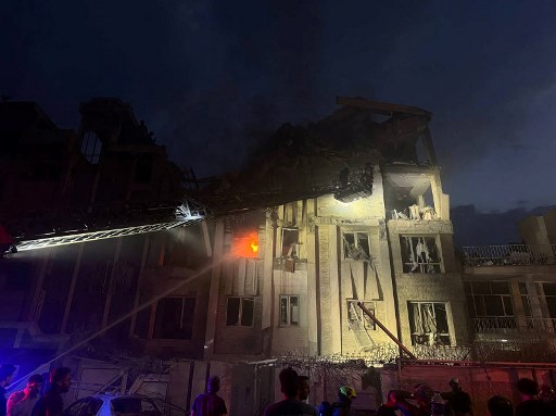 Media siaran Iran Press TV melaporkan bahwa adanya korban jiwa, termasuk sejumlah perempuan dan anak-anak, yang tewas dalam serangan tersebut, meskipun tidak merinci berapa jumlahnya.