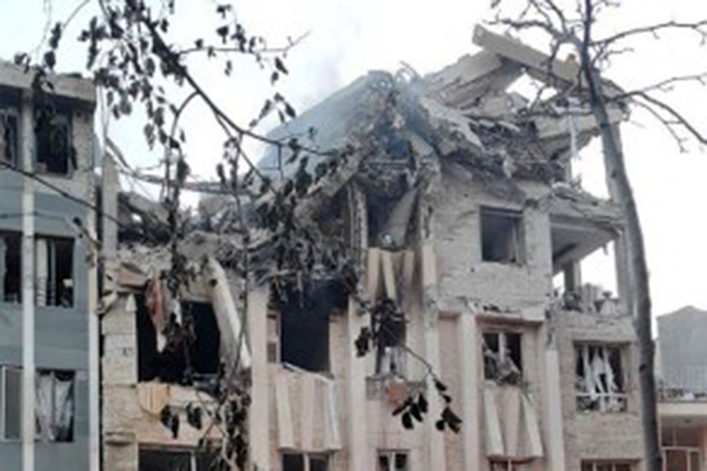 Dua gedung tempat tinggal sejumlah pemimpin militer Iran tinggal dilaporkan hancur karena serangan tersebut.