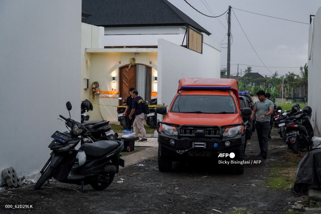 Polisi melakukan olah tempat kejadian perkara (TKP) peristiwa penembakan terhadap dua warga negara Australia di Kawasan Desa Munggu, Kecamatan Mengwi, Badung, Bali, Sabtu, 15 Juni 2025.