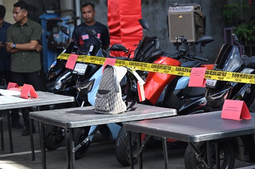 Daniel menjelaskan ketiga tersangka dijerat dengan pasal berlapis yakni Pasal 340 Kitab Undang-Undang Hukum Pidana (KUHP) tentang pembunuhan berencana, Pasal 338 KUHP tentang pembunuhan, Pasal 351 ayat (3) dan Undang-Undang Darurat Nomor 12 Tahun 1951.