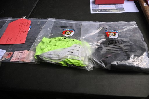 Selain itu, ketiganya pun dijerat dengan Pasal 372 KUHP tentang Penggelapan. Hingga kini, ketiganya masih diperiksa penyidik di Mapolres Badung.