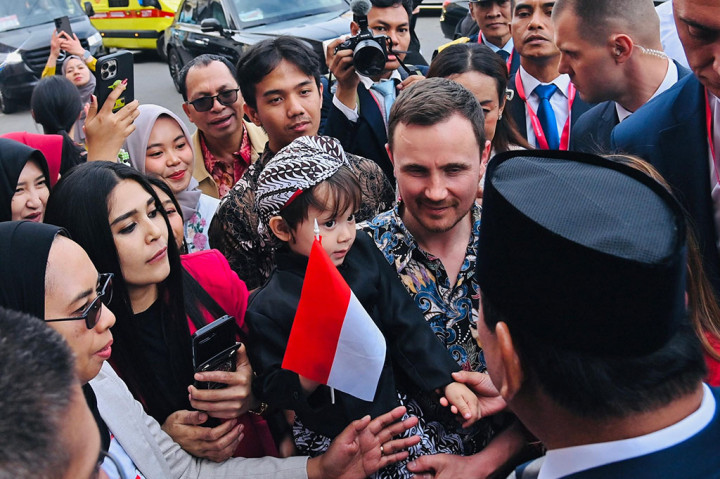 Kedatangan Presiden Indonesia Prabowo Subianto di hotel tempatnya bermalam di St. Petersburg, Federasi Rusia, pada Rabu, 18 Juni 2025, menjadi momen yang tak terlupakan bagi diaspora Indonesia. 