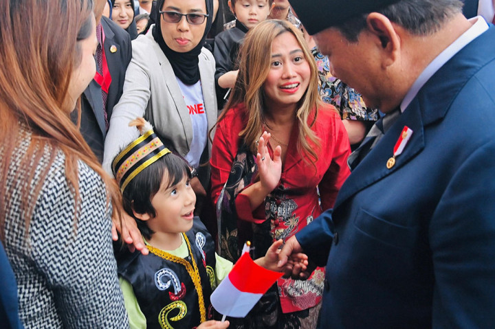 Alih-alih langsung memasuki hotel, Prabowo memilih menyapa langsung para warga Indonesia yang berdiri di sepanjang jalan sekitar hotel dan mengubah suasana menjadi hangat serta penuh keakraban.