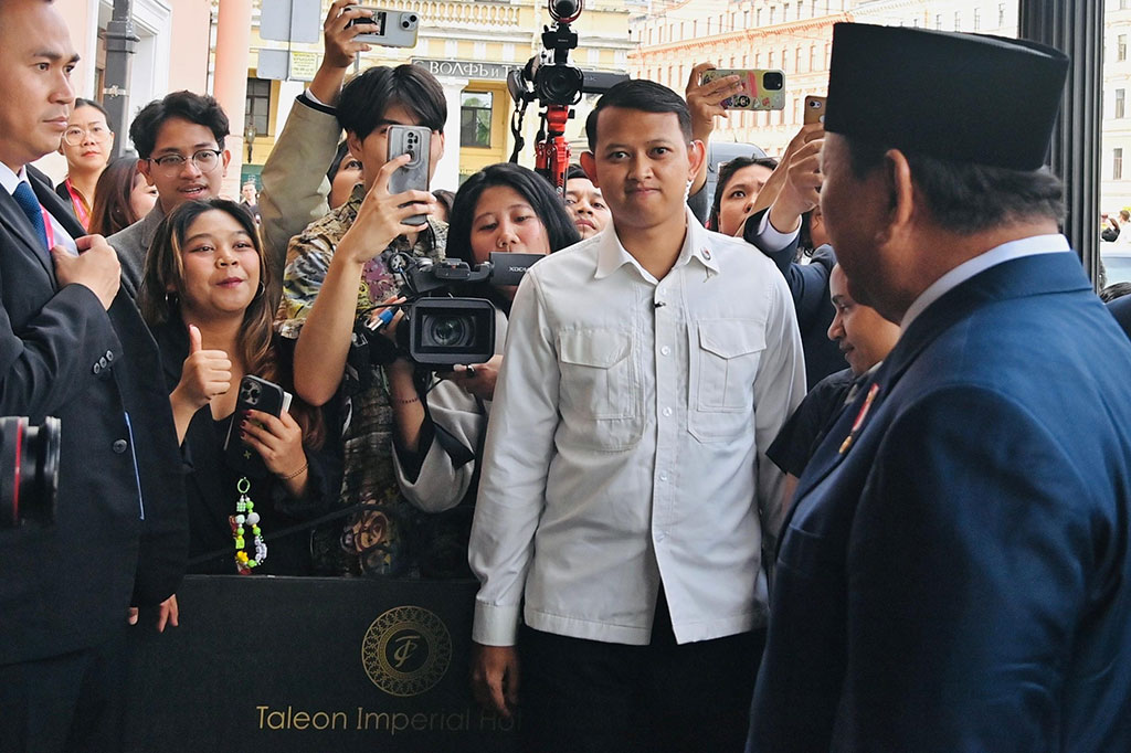 Prabowo menghampiri masyarakat Indonesia yang telah menunggu, kemudian menyapa, berbincang ringan, dan dengan hangat melayani permintaan swafoto. 