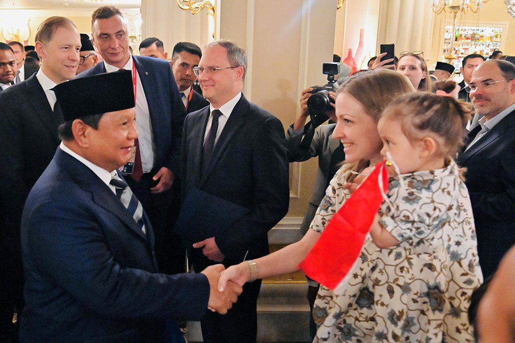 Daniya Sabirova, warga Rusia yang datang bersama suaminya Andre Septiyanto serta kedua anak mereka mengaku sangat bangga bisa bertemu dan berbincang langsung dengan Presiden Prabowo menggunakan Bahasa Indonesia.