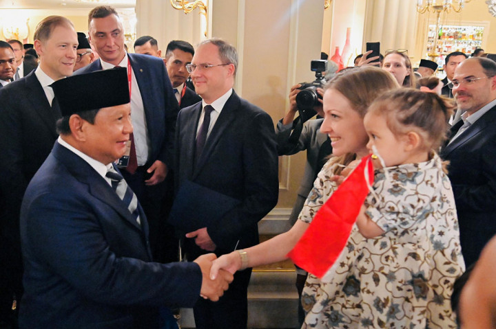 Daniya Sabirova, warga Rusia yang datang bersama suaminya Andre Septiyanto serta kedua anak mereka mengaku sangat bangga bisa bertemu dan berbincang langsung dengan Presiden Prabowo menggunakan Bahasa Indonesia.