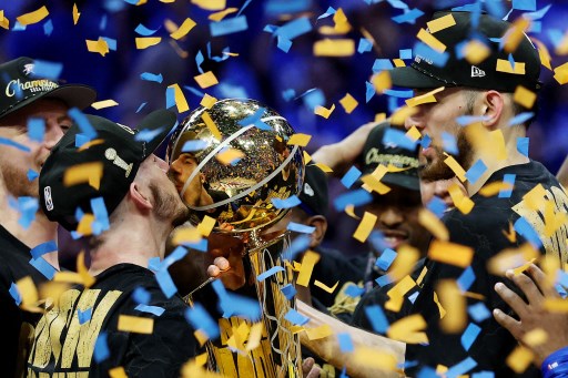 Setelah kegagalan di final NBA 2012 dan final Wilayah Barat 2014 serta 2016, gelar ini menjadi bukti kesabaran dan konsistensi membangun tim tanpa pemain berbanderol mahal.