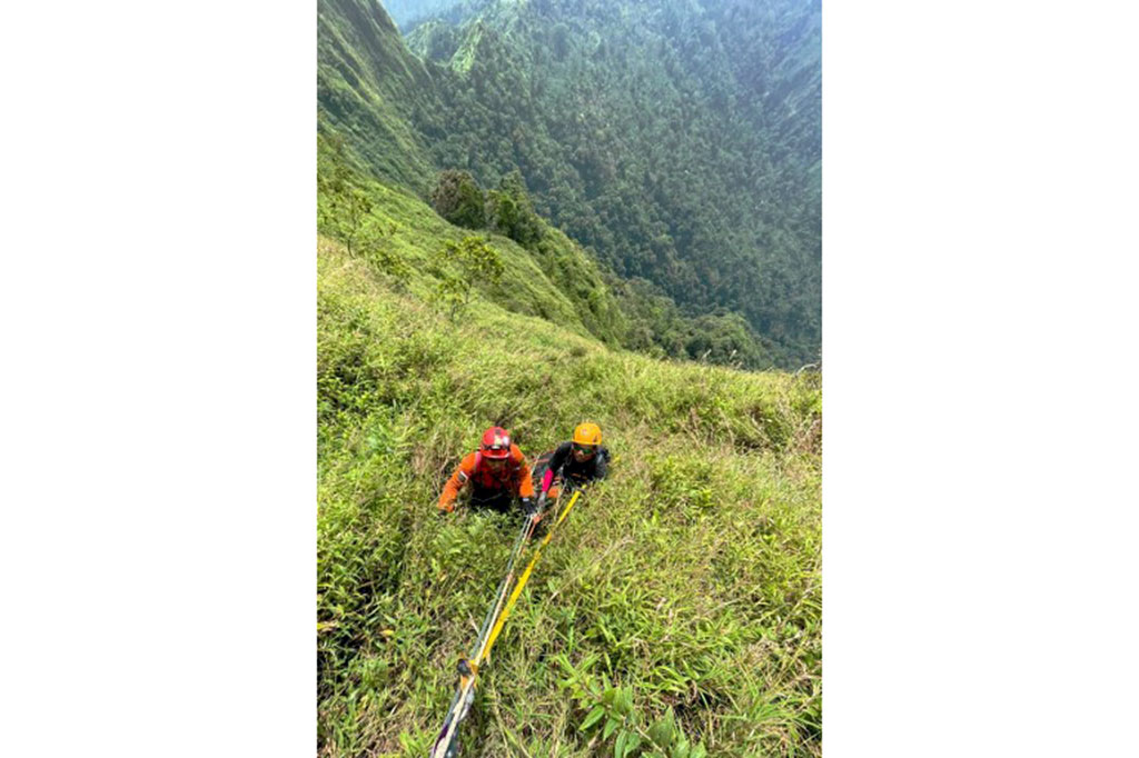 Tim SAR gabungan berhasil mengevakuasi jenazah pendaki warga asal Brasil, Juliana De Souza Pereira Marins, 27, yang jatuh ke jurang dengan kedalaman 600 meter di jalur pendakian puncak Gunung Rinjani, Lombok, NTB, Rabu, 25 Juni 2025. 