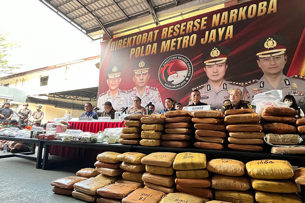 Kemudian, kasus menonjol kedua yakni pengungkapan narkoba jenis sabu seberat 5,7 kg dan 5.000 butir esktasi pada akhir Mei 2025, yang dikirim menggunakan jasa pengiriman barang.