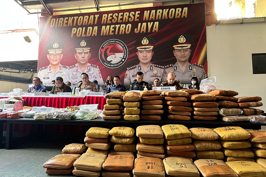 Direktorat Reserse Narkoba (Ditresnarkoba) Polda Metro Jaya mengungkap tiga kasus narkoba menonjol selama dua bulan dari Mei hingga Juni 2025. Tiga kasus menonjol ini memiliki modus operandi yang beragam.
