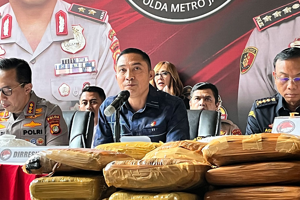 Dirresnarkoba Polda Metro Jaya Kombes Ahmad David menjelaskan, kasus menonjol pertama yakni pengungkapan ganja seberat 143 kg pada Mei 2025. Ratusan kilogram ganja ini disimpan dalam koper dan ditemukan di bus Antar Lintas Sumatra (ALS) di Daan Mogot, Jakarta Barat.