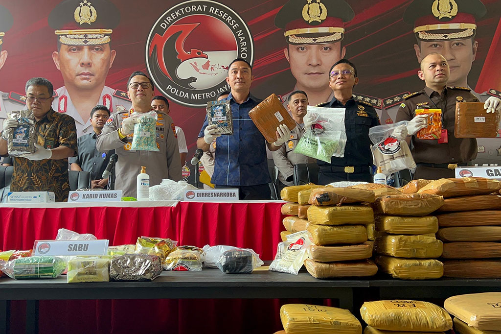 Sementara kasus menonjol ketiga, pengungkapan heroin seberat 1,5 kg pada Juni 2025. David menyebut modus para pelaku mencoba mengecoh petugas dengan menaruh barang berbahaya itu di kompartemen pintu mobil yang diangkut dari Pekanbaru menggunakan towing mobil.