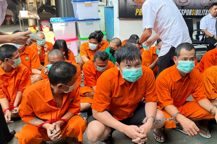 Tiga kasus menonjol ini bagian dari 1.243 kasus narkoba yang diungkap Diresnarkoba Polda Metro Jaya selama dua bulan. Dengan total tersangka yang ditangkap sebanyak 1.672 orang. Sebanyak 60 persen dari ribuan tersangka dilakukan rehabilitasi karena bukan pelaku.